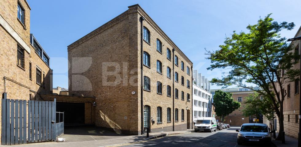 			NEW INSTRUCTION!, 2 Bedroom, 1 bath, 1 reception Flat			 Bakers Row, CLERKENWELL / FARRINGDON